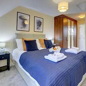 The Leyburn I Large Executive House I Great Dining Space I Parking I Garden I Close To Nec & 12 Mins To Airport I Ecoshort Term Let By Silva Birmingham